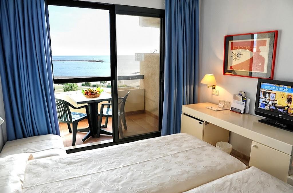 Costa de Almeria in a 4* hotel with Water Slides, 1st child free!