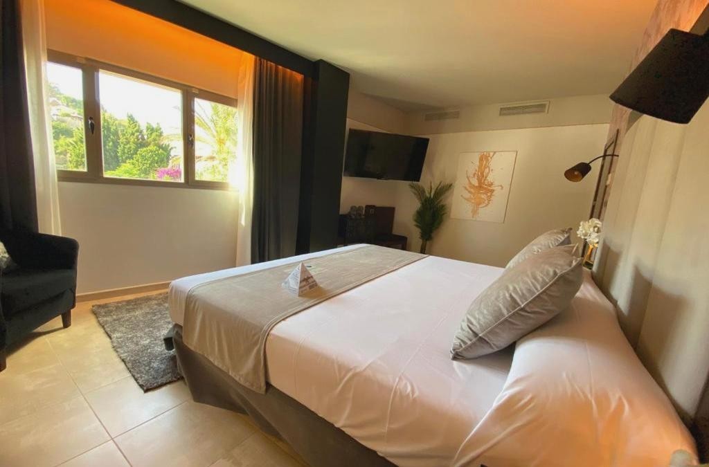 Escapada Adults Only 4*: primera línea de playa y vistas al mar en Almuñécar - ON ALETA ROOM designed for adults