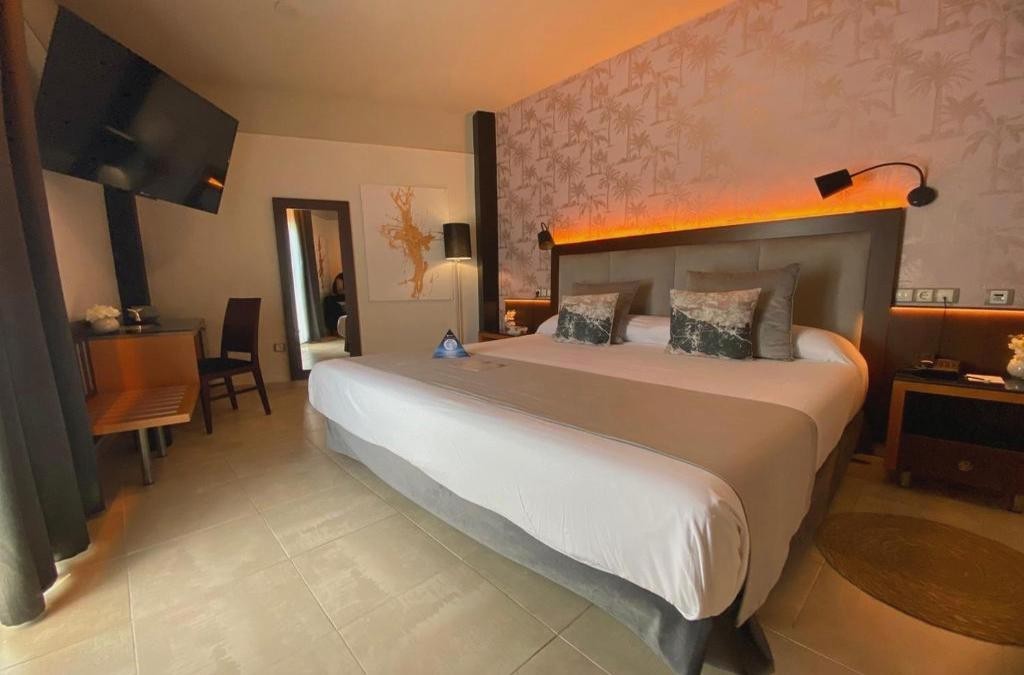 Escapada Adults Only 4*: primera línea de playa y vistas al mar en Almuñécar - ON ALETA ROOM designed for adults