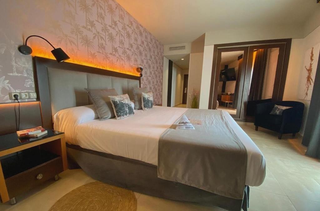 Escapada Adults Only 4*: primera línea de playa y vistas al mar en Almuñécar - ON ALETA ROOM designed for adults