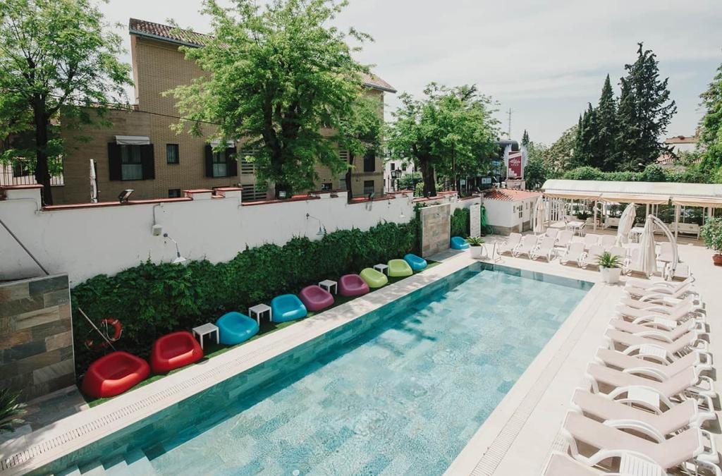 Discover the magic of Granada staying in a 4* hotel