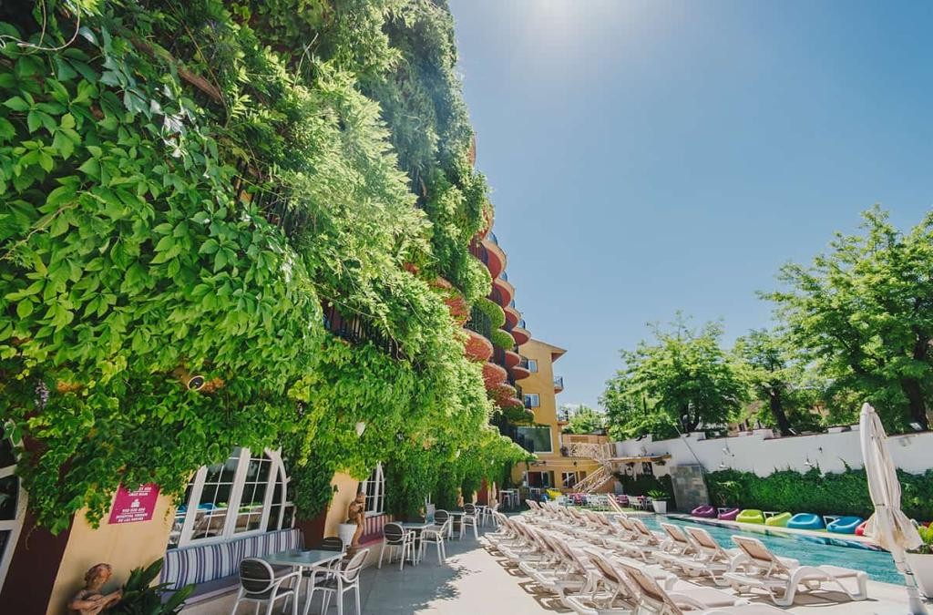 Discover the magic of Granada staying in a 4* hotel