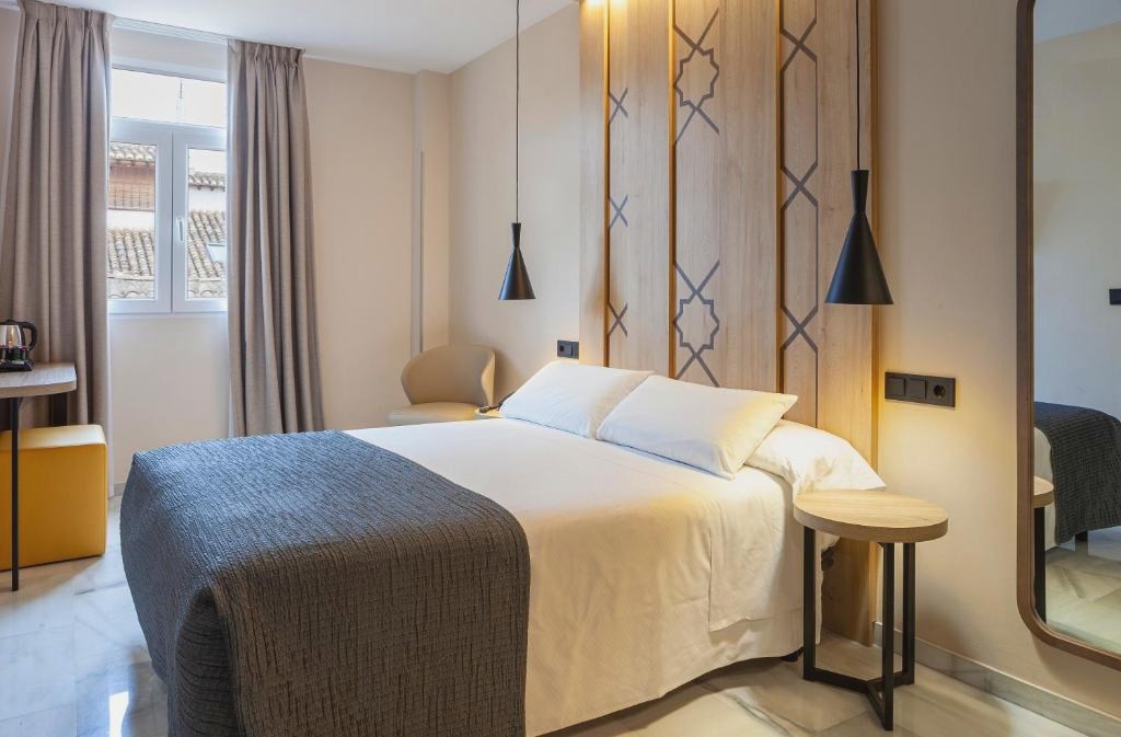 Hotel en pleno centro de Granada con desayunos - Porcel Navas