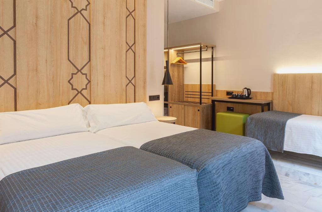 Hotel en pleno centro de Granada con desayunos - Porcel Navas