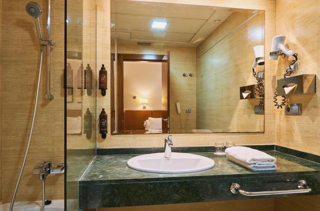 Granada a tu alcance: confort y elegancia 4* - Senator Granada Lifestyle Collection