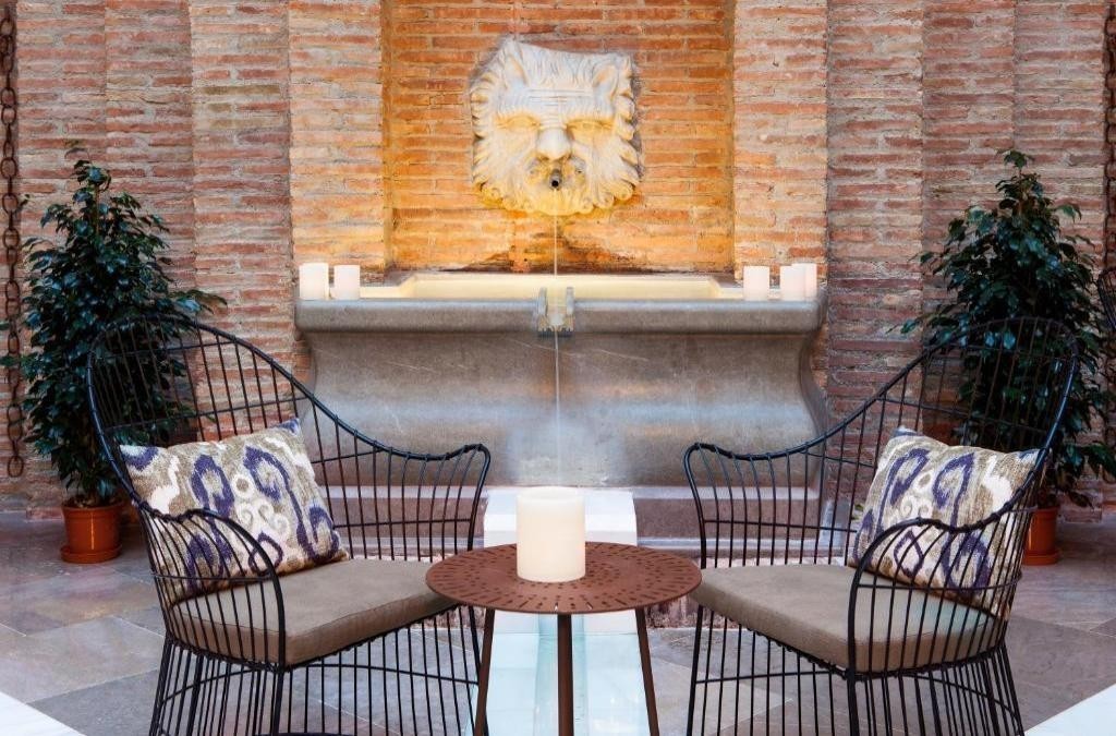 Sleep in the center of Granada in a luxurious 4* hotel