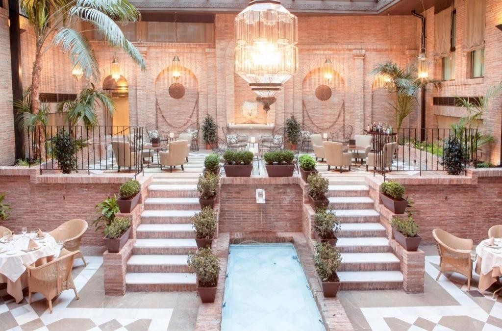 Sleep in the center of Granada in a luxurious 4* hotel