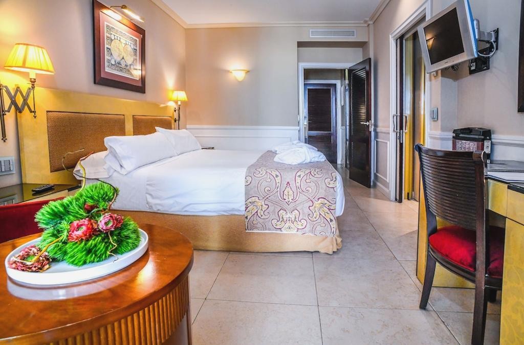 Sun, sea views and pure elegance in Puerto Banús, Marbella