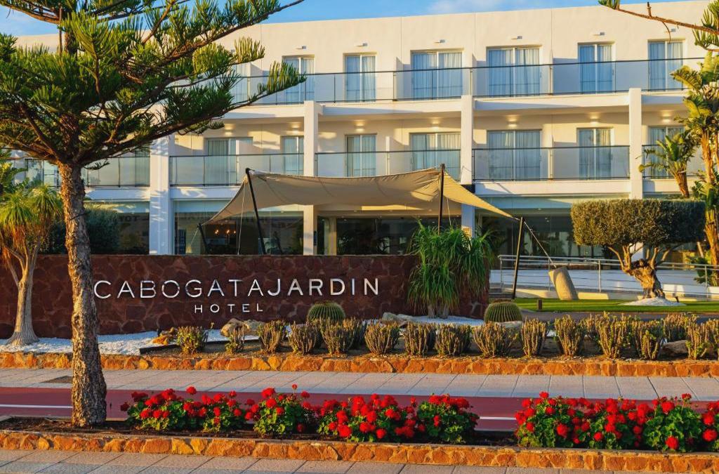 Experiencia de lujo en Cabo de Gata: sol, calma y mar infinito - Hotel Cabogata Jardín