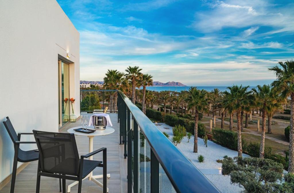 Experiencia de lujo en Cabo de Gata: sol, calma y mar infinito - Hotel Cabogata Jardín