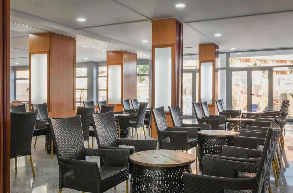 ¡Adelántate! Reserva ya tus vacaciones 2026 en hotel 4* (Roquetas de Mar) - Alegria Fenix Family