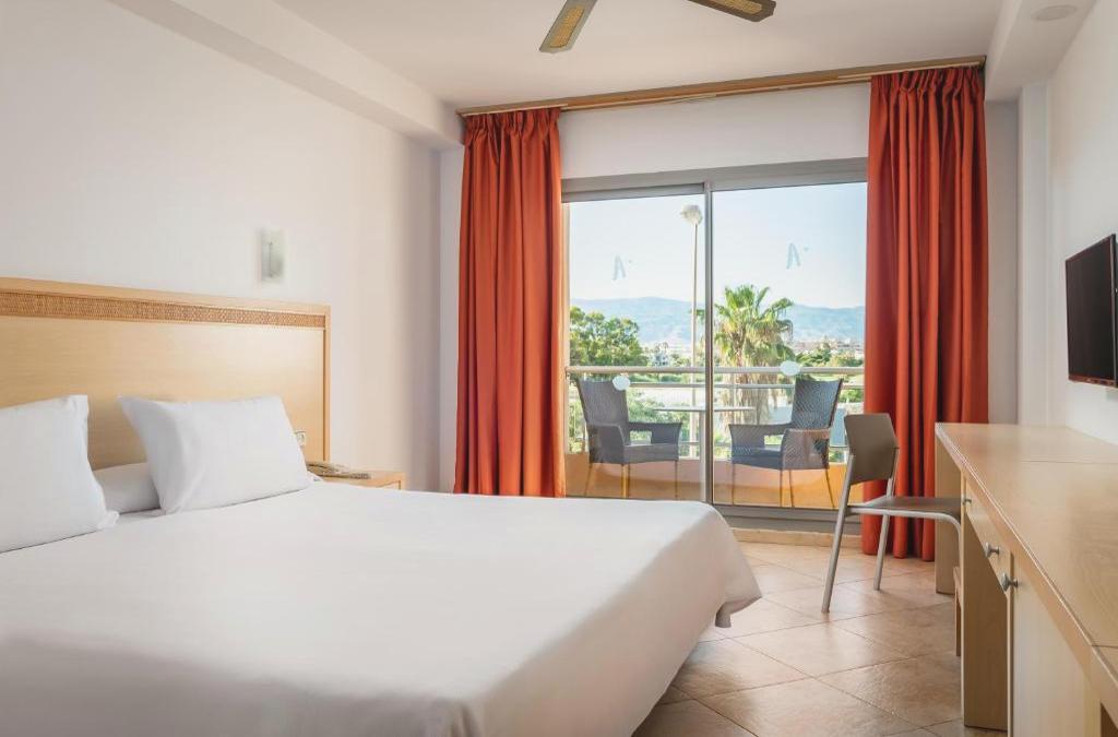 ¡Adelántate! Reserva ya tus vacaciones 2026 en hotel 4* (Roquetas de Mar) - Alegria Fenix Family