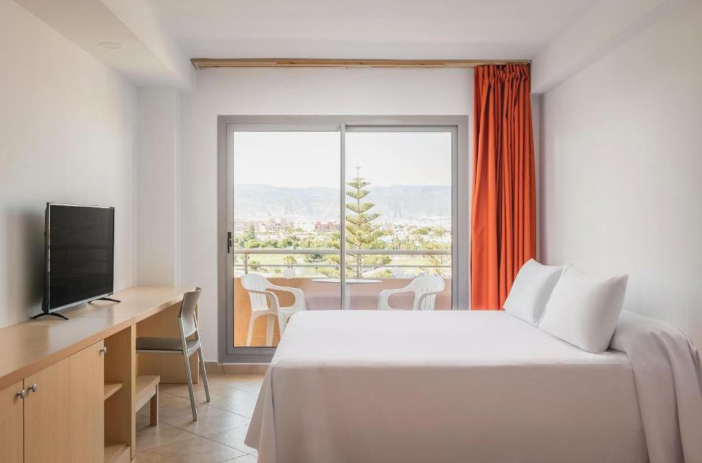 ¡Adelántate! Reserva ya tus vacaciones 2026 en hotel 4* (Roquetas de Mar) - Alegria Fenix Family