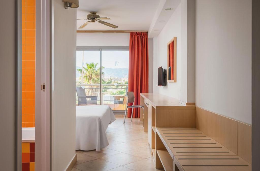 ¡Adelántate! Reserva ya tus vacaciones 2026 en hotel 4* (Roquetas de Mar) - Alegria Fenix Family