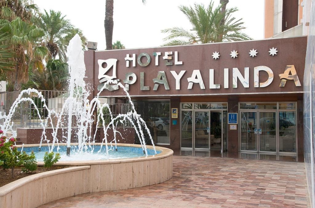Verão em Roquetas de Mar! Hotel de 4 estrelas com escorregas e diversão garantida