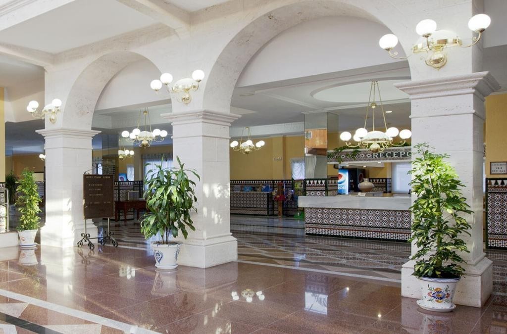 Verão em Roquetas de Mar! Hotel de 4 estrelas com escorregas e diversão garantida