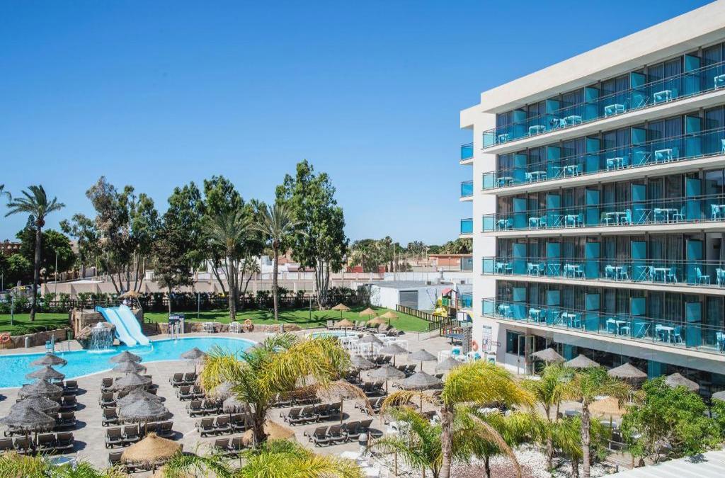 Roquetas All-Inclusive: 300m da praia!