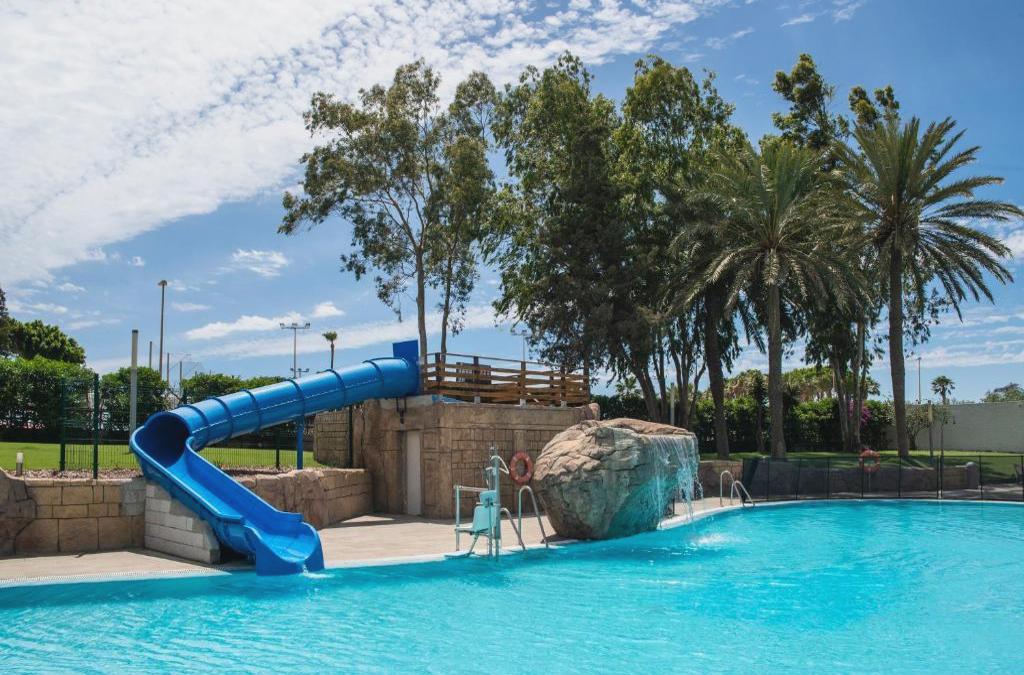 Vacaciones en Roquetas de Mar en TODO INCLUIDO ¡a 300m de la playa!