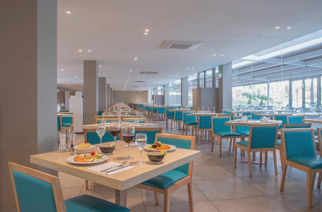 Roquetas All-Inclusive: 300m da praia!