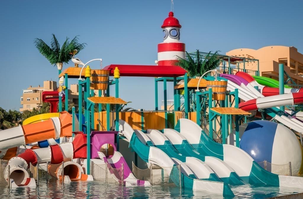 Familienresort am Strand mit Wasserrutschen in Roquetas de Mar