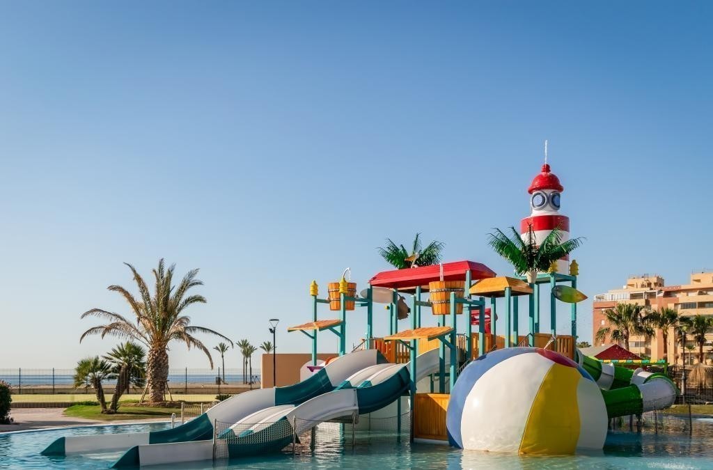 Familienresort am Strand mit Wasserrutschen in Roquetas de Mar