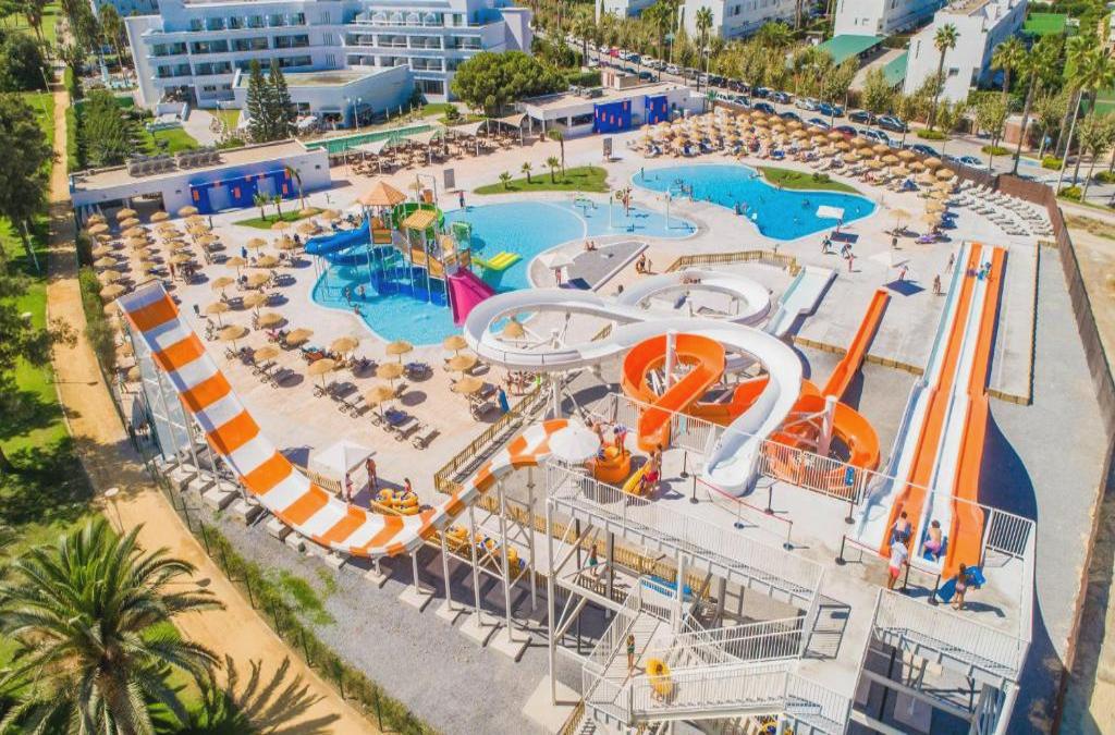 Splash, sun and smiles: family fun near Cádiz