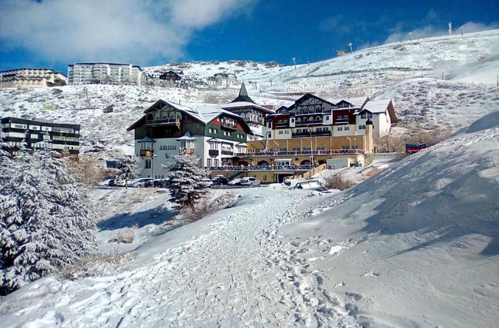 Schnee, Geschmack und Entspannung: Ihr perfekter Plan in der Sierra Nevada mit Halbpension
