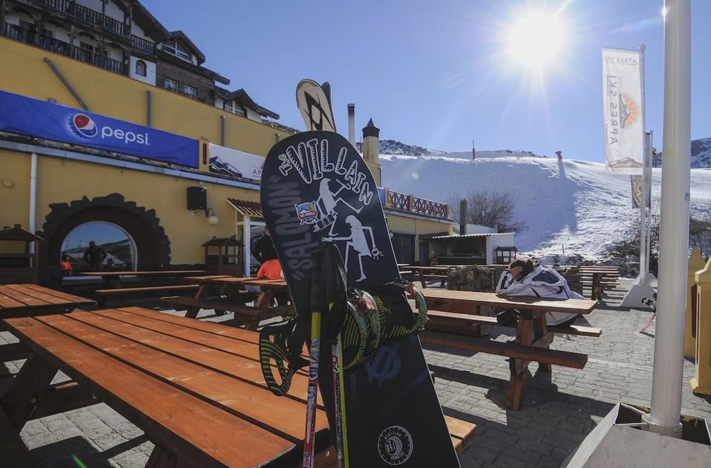 Schnee, Geschmack und Entspannung: Ihr perfekter Plan in der Sierra Nevada mit Halbpension