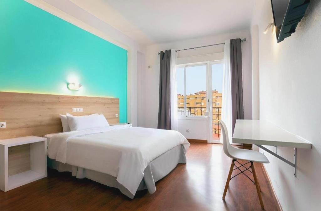 Stay in the heart of Torremolinos at a great price!
