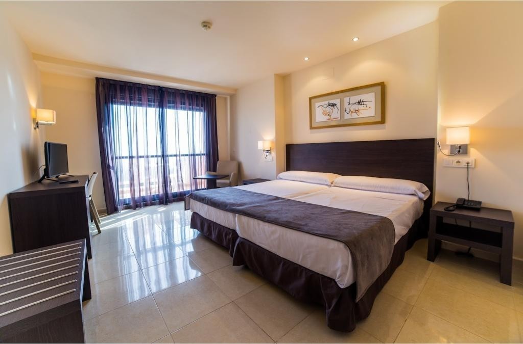 ¡Este otoño, pon rumbo a Vera, Almería! Hotel 4* junto a la playa - Hotel Adaria Vera