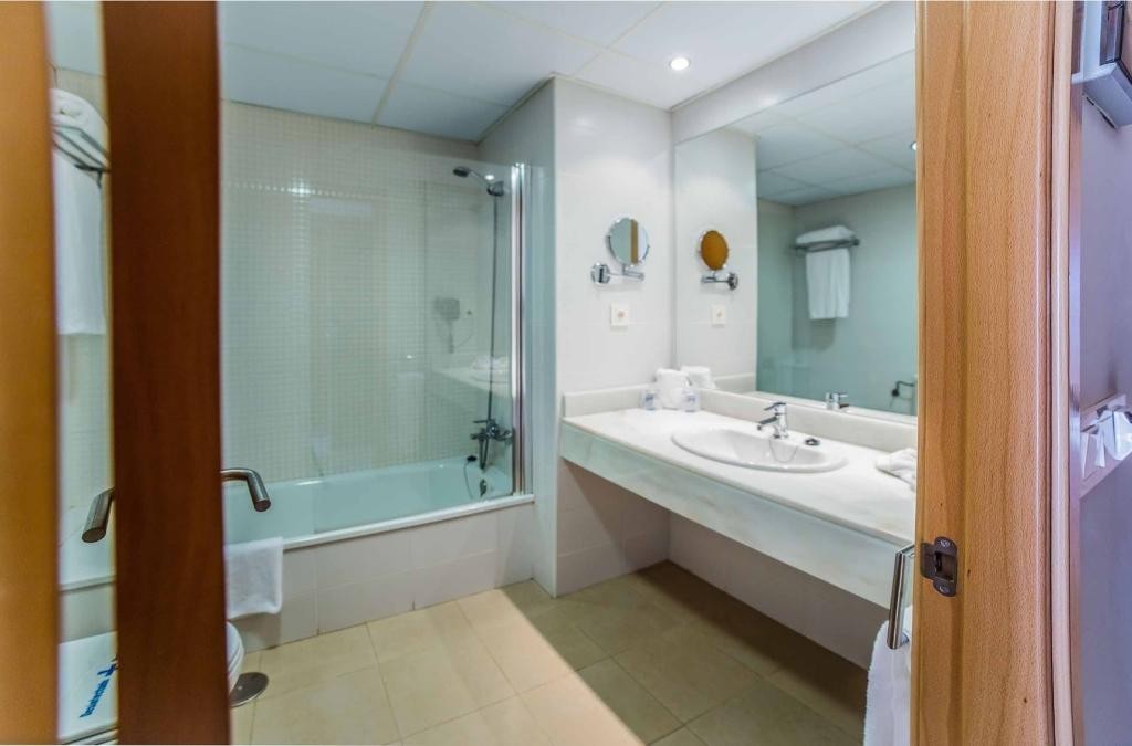 ¡Este otoño, pon rumbo a Vera, Almería! Hotel 4* junto a la playa - Hotel Adaria Vera