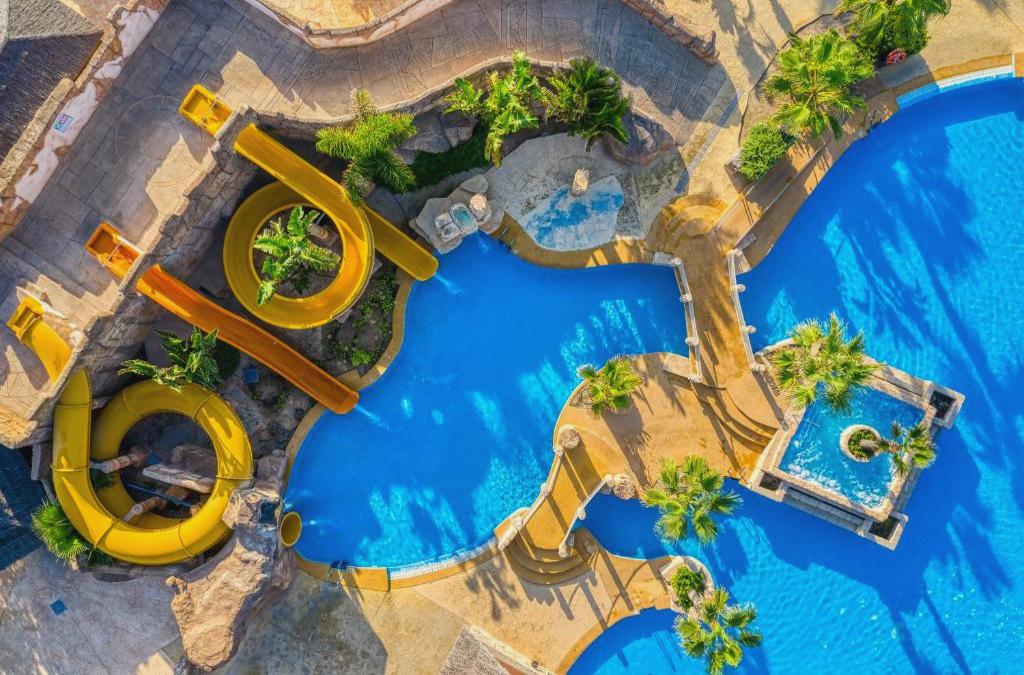 Escorregas nas piscinas, praia e hotel de 4* em frente à praia, 2 crianças GRÁTIS!