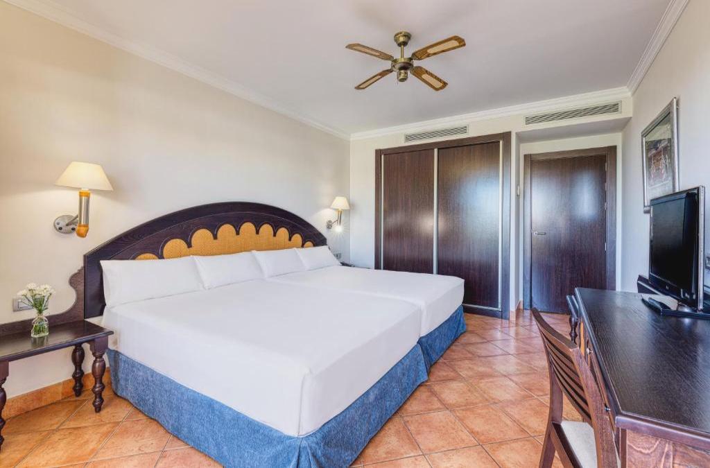 Escorregas nas piscinas, praia e hotel de 4* em frente à praia, 2 crianças GRÁTIS!