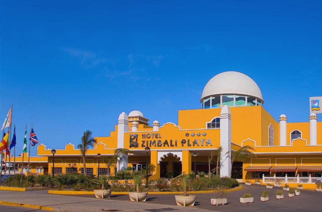 Escorregas nas piscinas, praia e hotel de 4* em frente à praia, 2 crianças GRÁTIS!