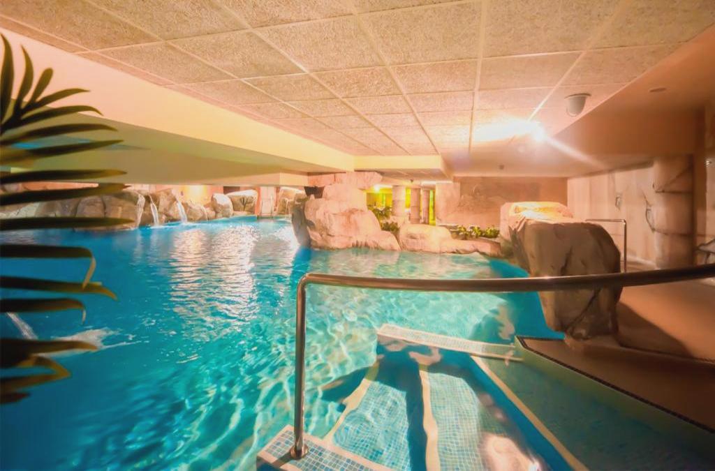 Escorregas nas piscinas, praia e hotel de 4* em frente à praia, 2 crianças GRÁTIS!