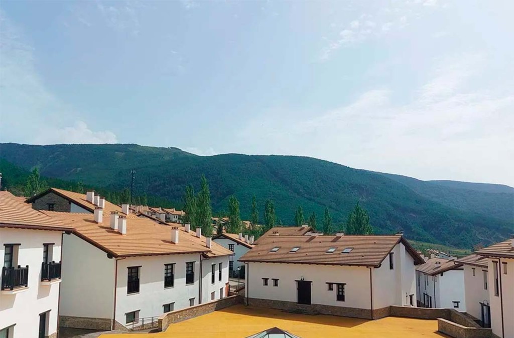 Jaca a tus pies: desconecta en pleno Pirineo aragonés - Apartamentos Jaca Mirador de Badaguas 3000