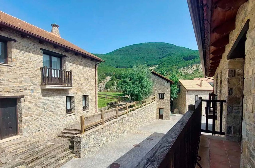 Jaca a tus pies: desconecta en pleno Pirineo aragonés - Apartamentos Jaca Mirador de Badaguas 3000