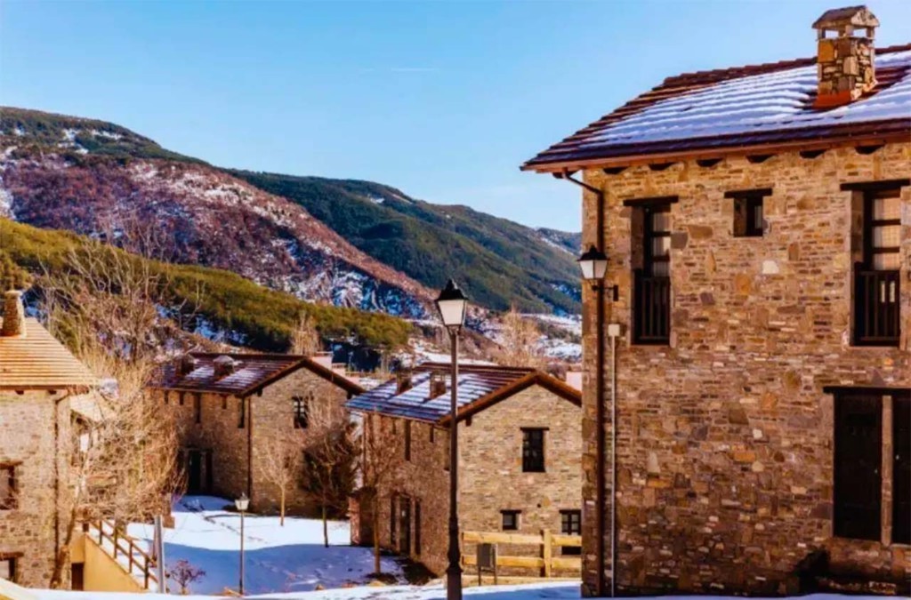 Jaca a tus pies: desconecta en pleno Pirineo aragonés - Apartamentos Jaca Mirador de Badaguas 3000