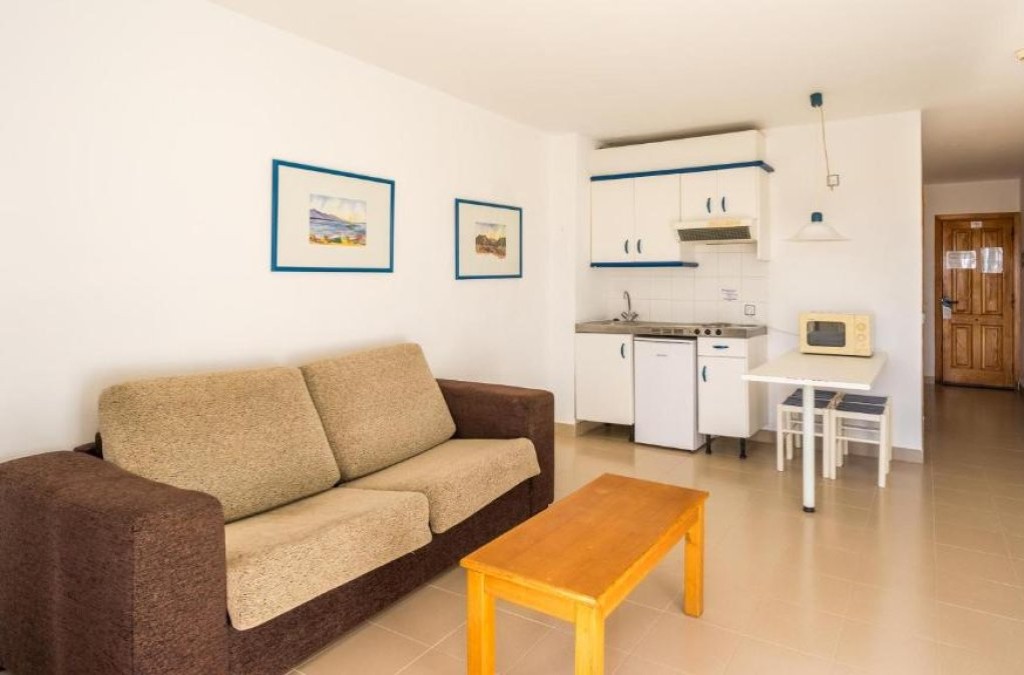 Experience Lanzarote among endless beaches and lunar landscapes