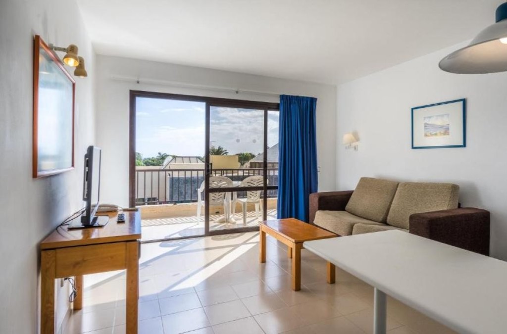 Experience Lanzarote among endless beaches and lunar landscapes