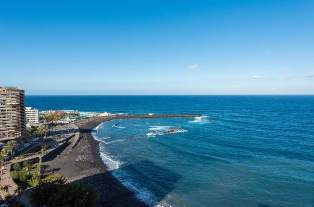 Tenerife at your own pace: wake up in front of the sea in Puerto de la Cruz