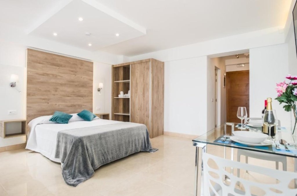 Tenerife at your own pace: wake up in front of the sea in Puerto de la Cruz