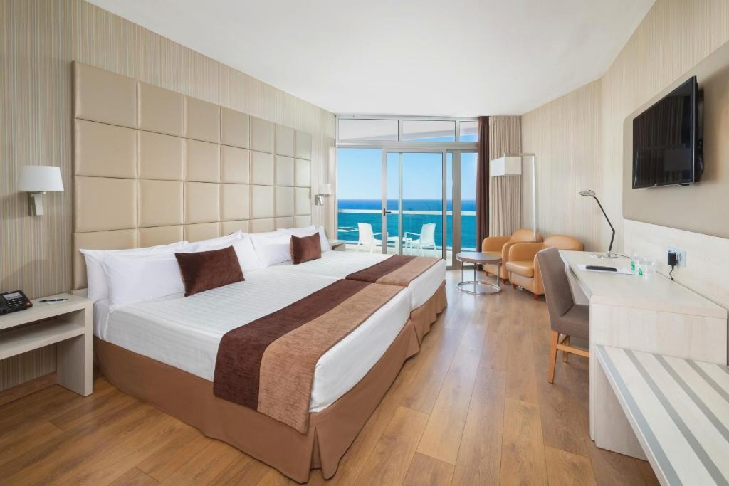 Tenerife te espera: alójate en hotel 5* con Media Pensión - Hotel Best Semiramis