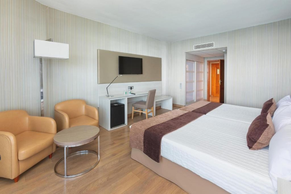 Tenerife te espera: alójate en hotel 5* con Media Pensión - Hotel Best Semiramis