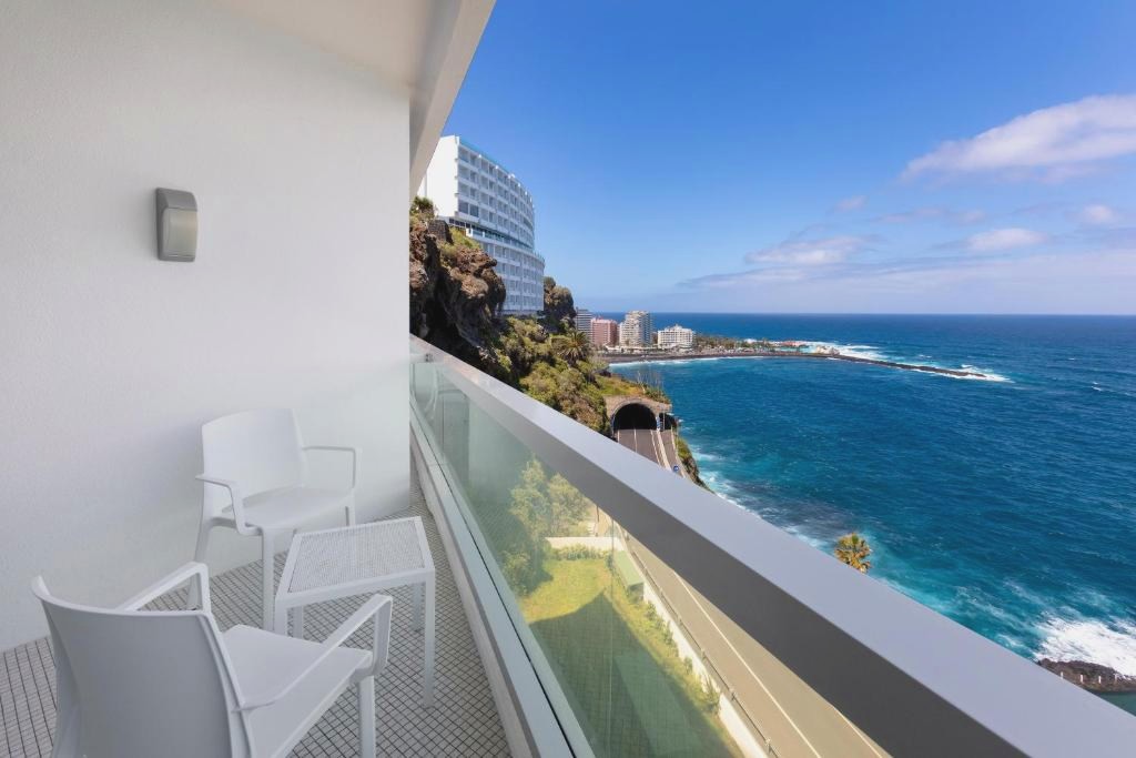 Tenerife te espera: alójate en hotel 5* con Media Pensión - Hotel Best Semiramis