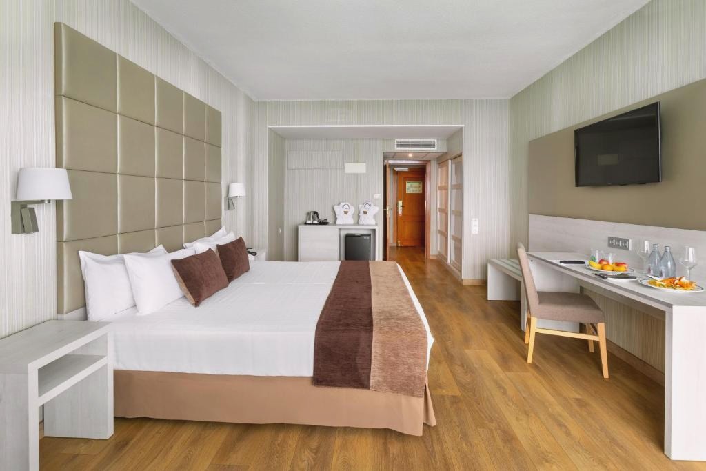 Tenerife te espera: alójate en hotel 5* con Media Pensión - Hotel Best Semiramis