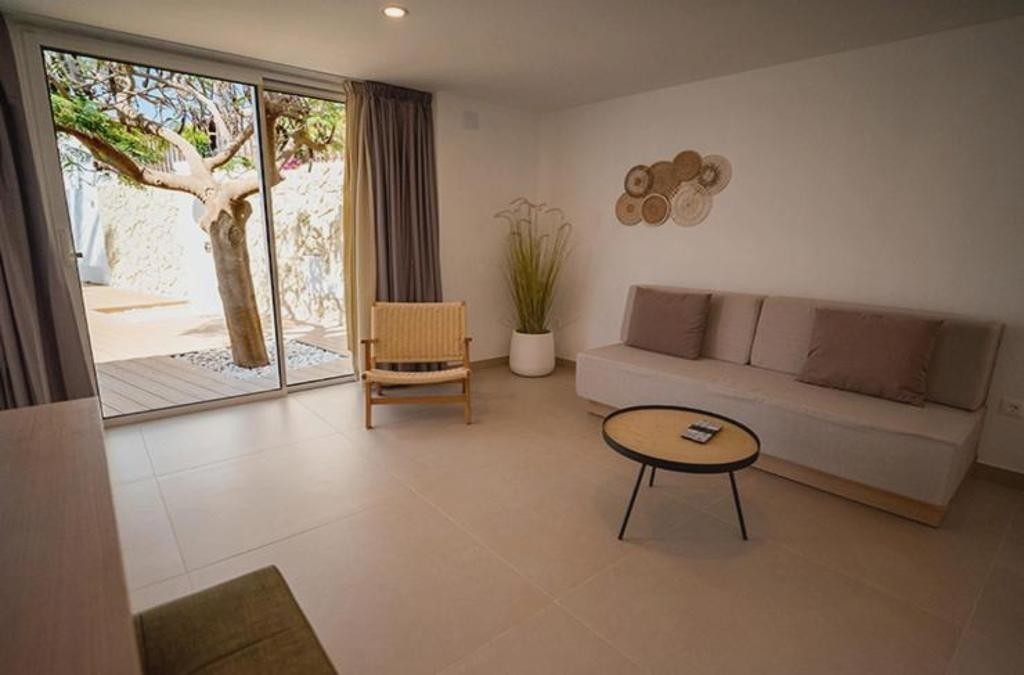 HL Miraflor Suites Hotel