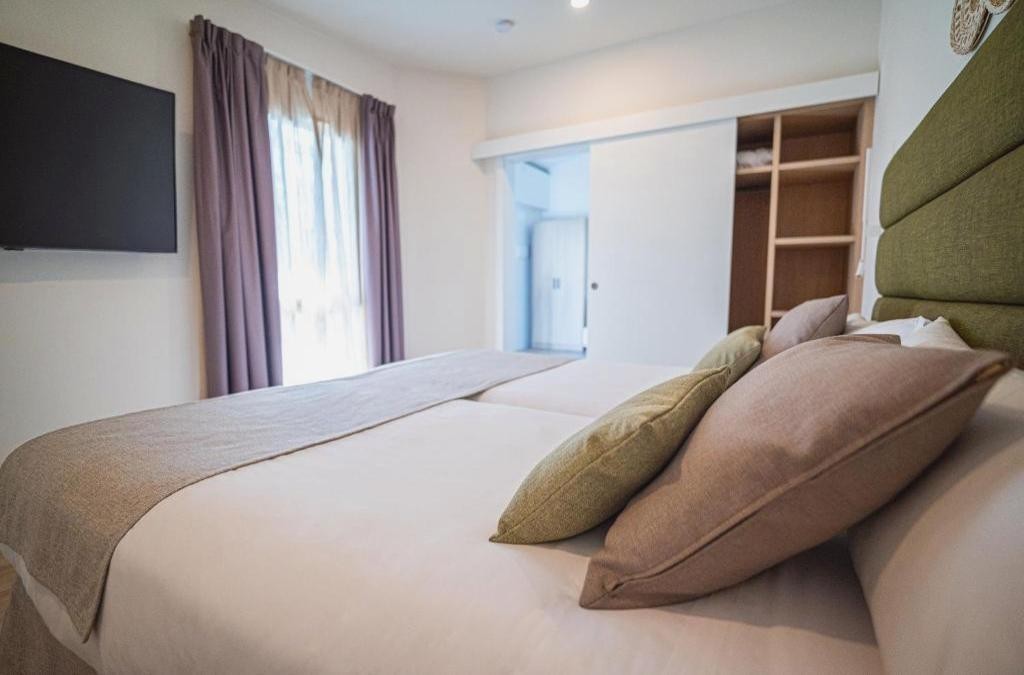 HL Miraflor Suites Hotel