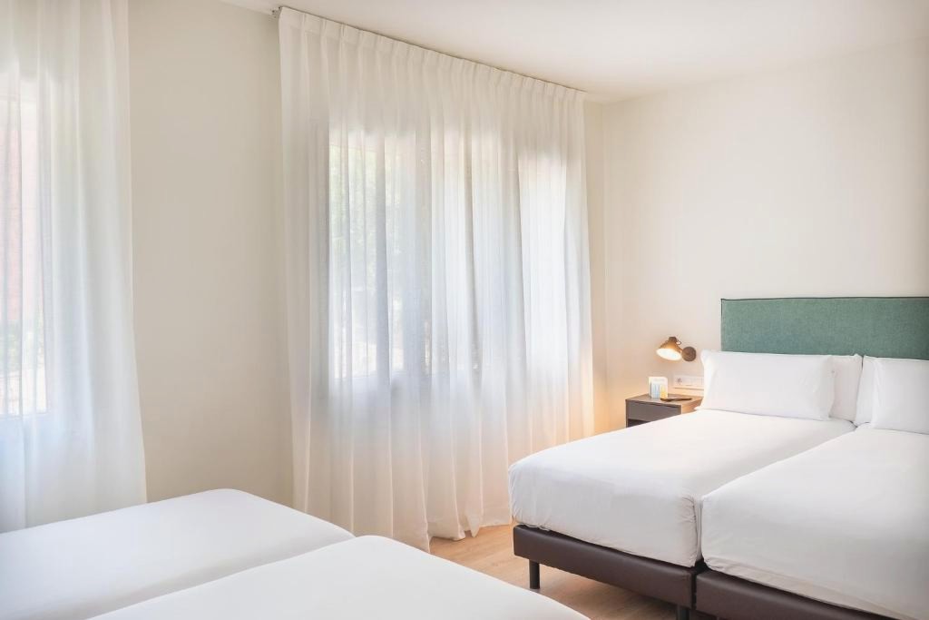 ¡Especial Barcelona en Hotel de 3 o 4 estrellas! - Tres Torres Atiram Hotel