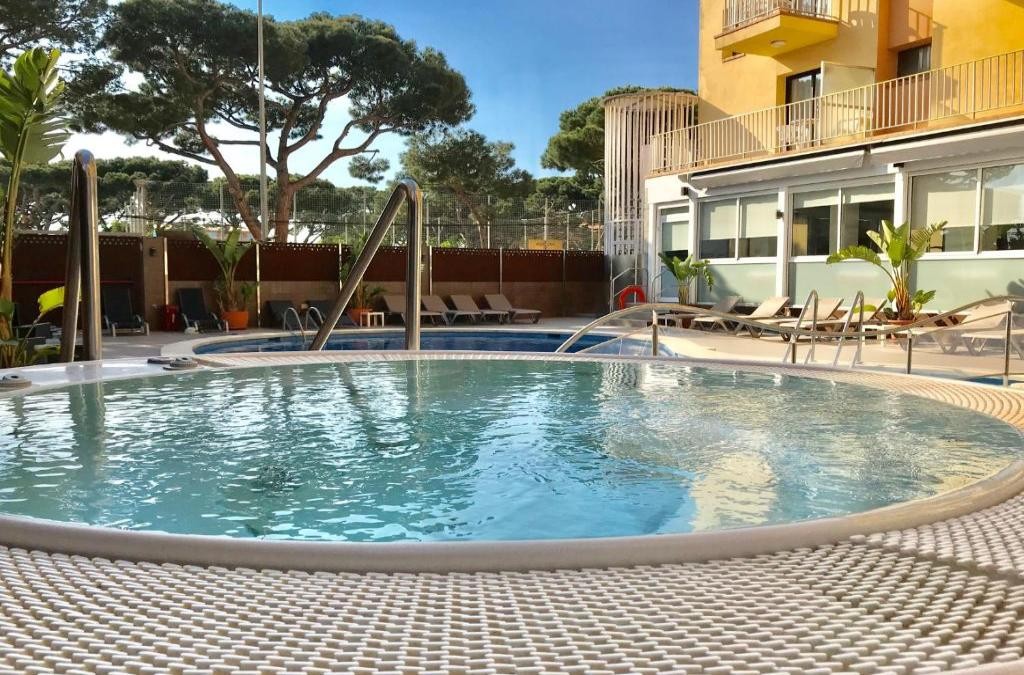 Blanes a pie de playa: Hotel con piscina a 200m del mar